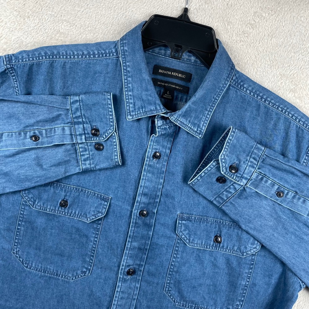 Banana Republic Chambray Work Shirt Mens Large Blue Untucked Standard Fit Denim
